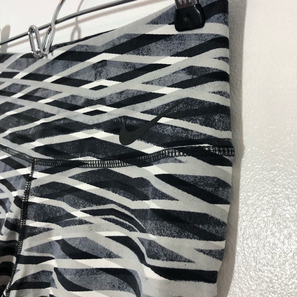 Nike Striped Crop - Picture 5 of 6